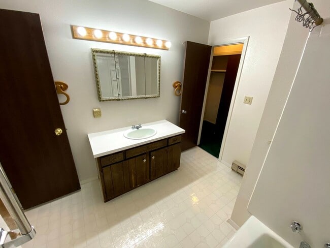 Building Photo - 3 Bedroom, 1.5 Bathroom Townhouse Next to High School and Middle School