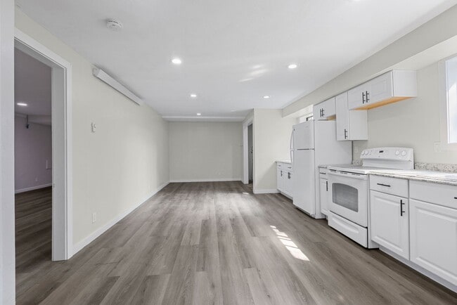 Building Photo - Y725AT