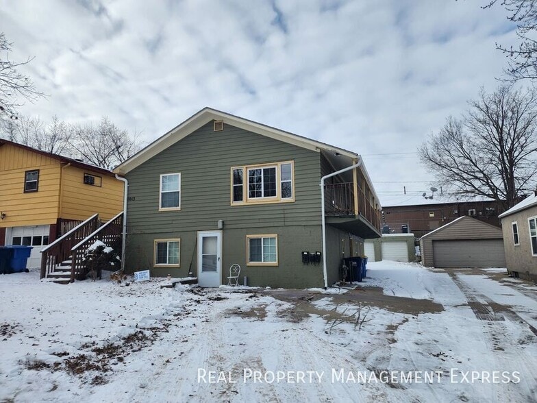 Building Photo - 3 Bedroom 1 Bathroom Unit