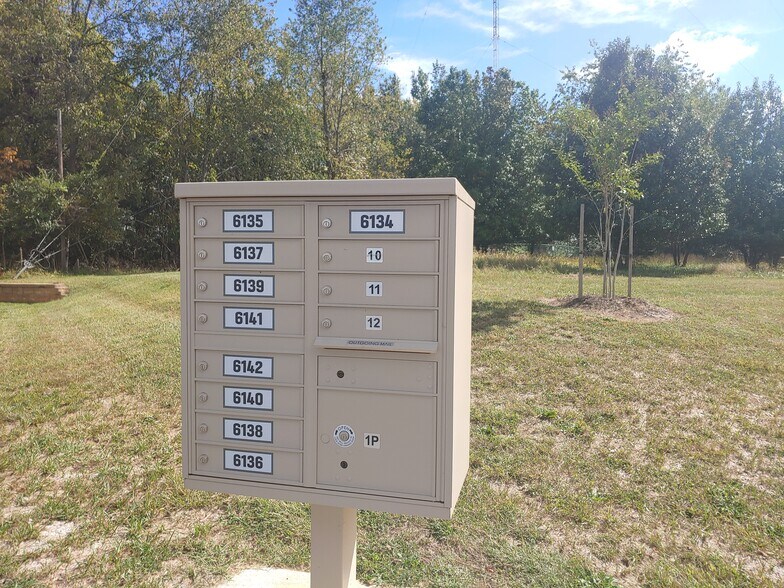 Mailbox - 6138 Warren Newcomb Dr
