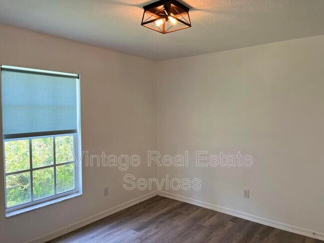 Building Photo - 9411 Willow Cove Ct