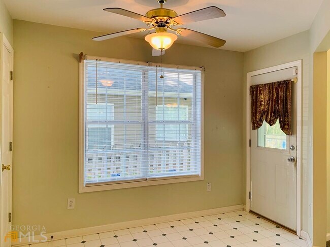 Building Photo - 752 Reeves Lake Dr SW