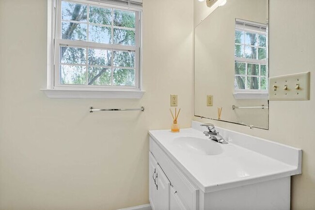 Building Photo - 3 BR/ End UNIT/ FIRE PLACE! Cozy townhouse...