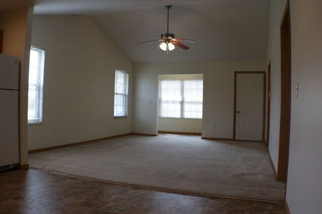 Building Photo - 2206 Shamrock Ln