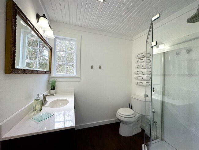 Building Photo - 222 NE 1st Ave