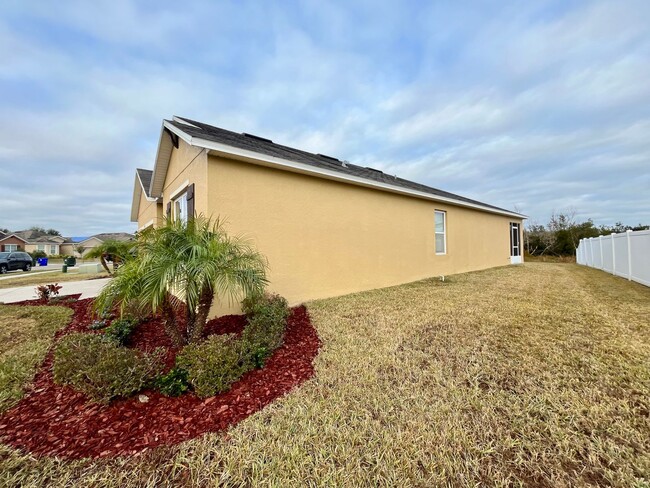 Building Photo - Modern 3 bed/2 bath home with brand-new fl...