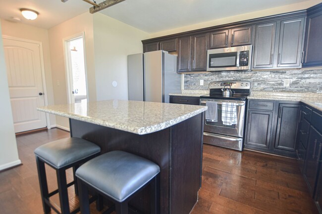 Building Photo - Pet Friendly Three Bedroom!