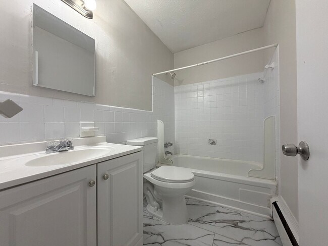 Building Photo - Spacious 1–3 Bedroom Apartments in South Louisville | Cedar Chase