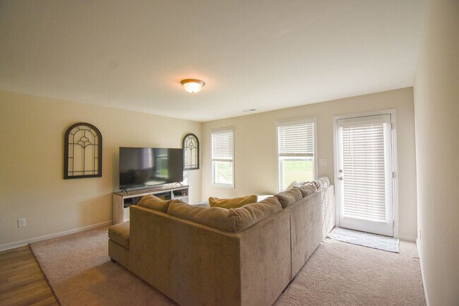 Building Photo - 3 Bedroom 2.5 Bathroom- Built in 2024!