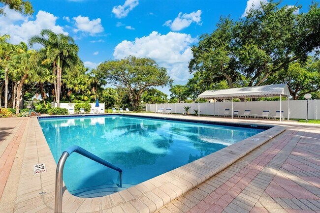 Building Photo - 3151 S Palm Aire Dr