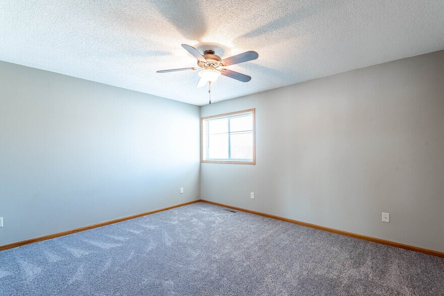 Building Photo - 220 Lakeview Dr