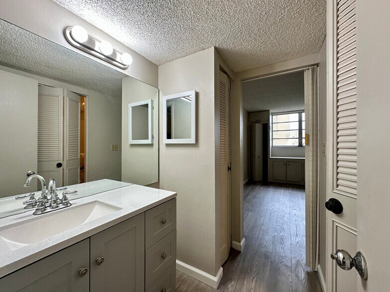 Building Photo - 6020 NW 64th Ave