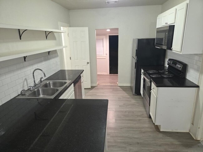 Building Photo - 413.5 E Washington Ave