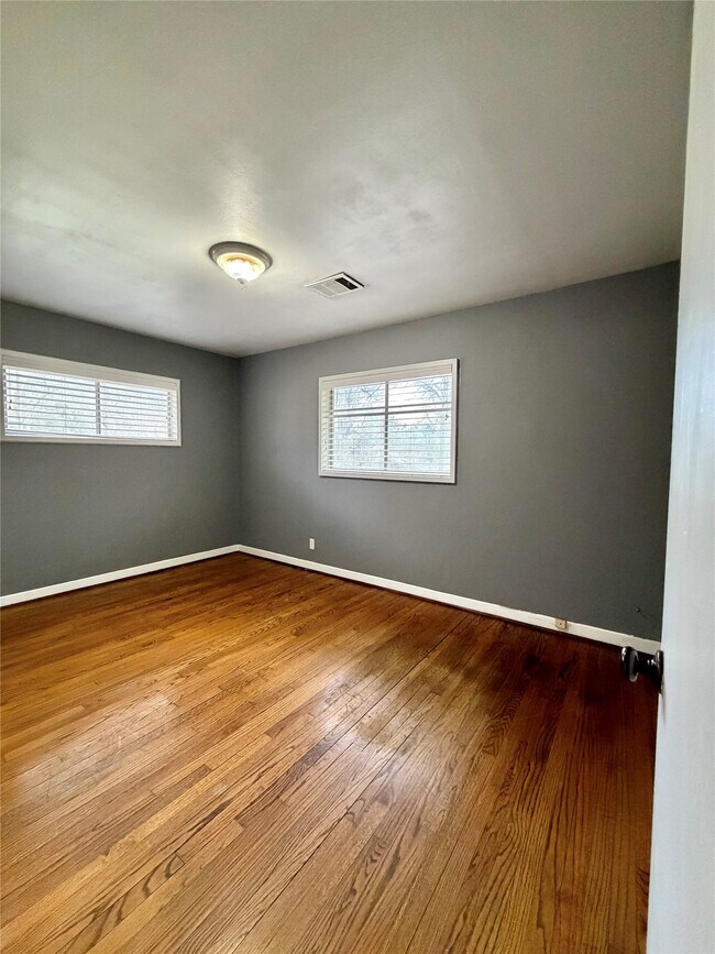 Building Photo - 118 Poinsettia St