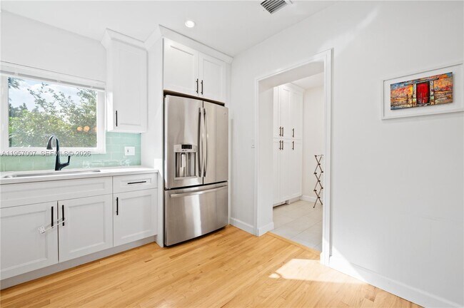 Building Photo - 4420 SW 14th St