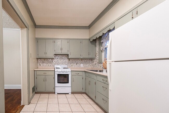 Building Photo - 373 New York Ave