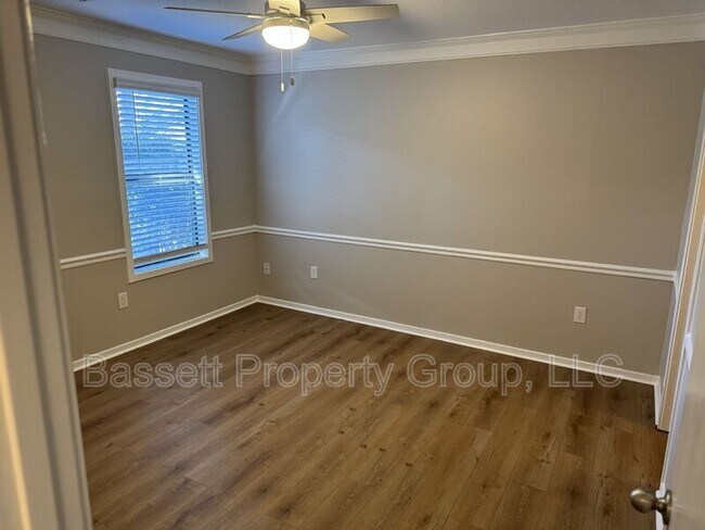 Building Photo - 1739 River Front Dr