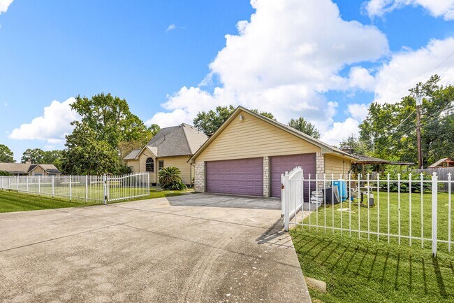 Building Photo - 21427 Tophill Dr