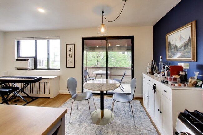 Building Photo - Top-Floor Rosslyn Condo with Georgetown Views