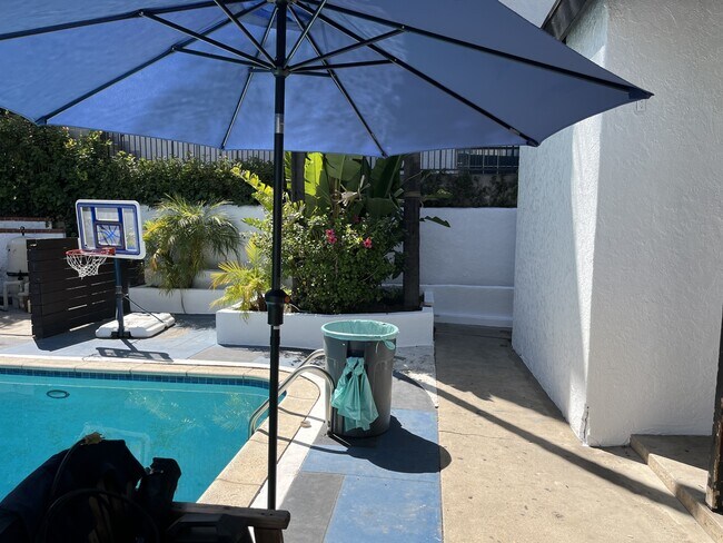 Building Photo - 547 Gayley Ave