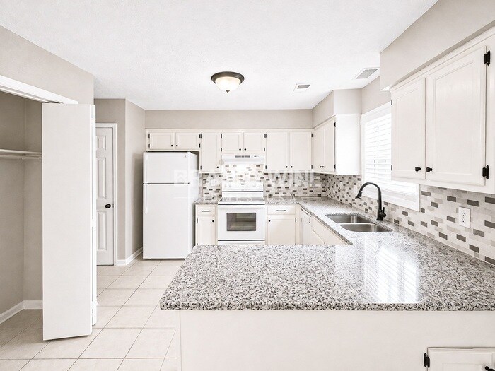Building Photo - 9040 Gardener Dr
