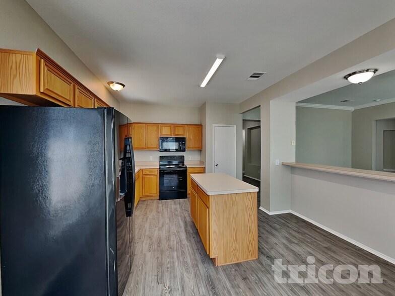 Building Photo - 304 Wooded Way