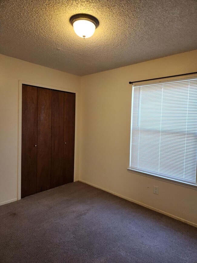 Building Photo - 5325 Heritage Way NE
