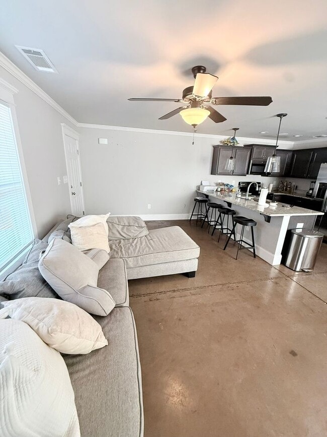 Building Photo - 4 BR/ 3.5 BA Home Located on MLK