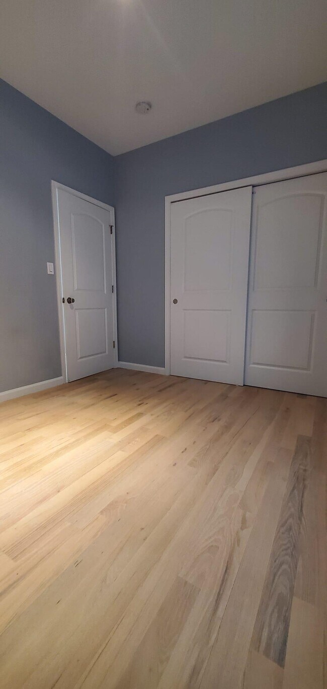 Building Photo - 220 WILLIAM St