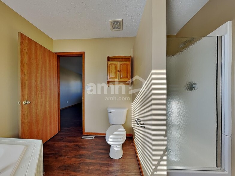 Building Photo - 7036 Maple Crest Ct