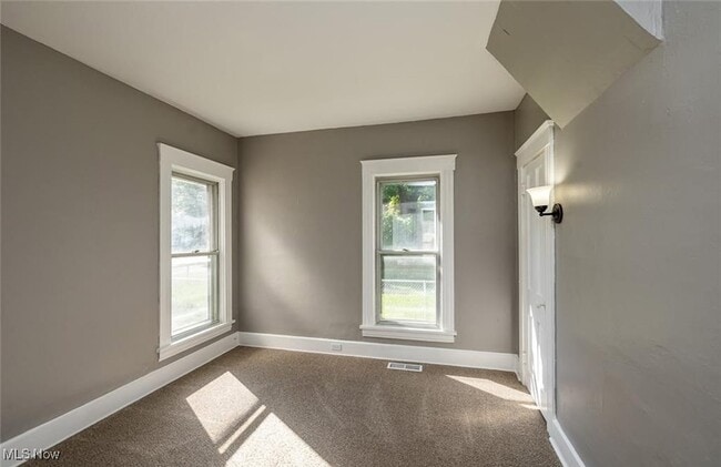 Building Photo - 353 S Maple St