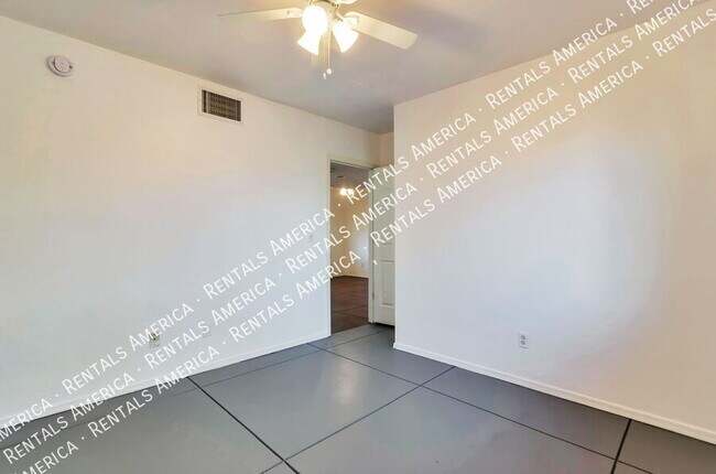 Building Photo - 1009 E Halcyon Rd