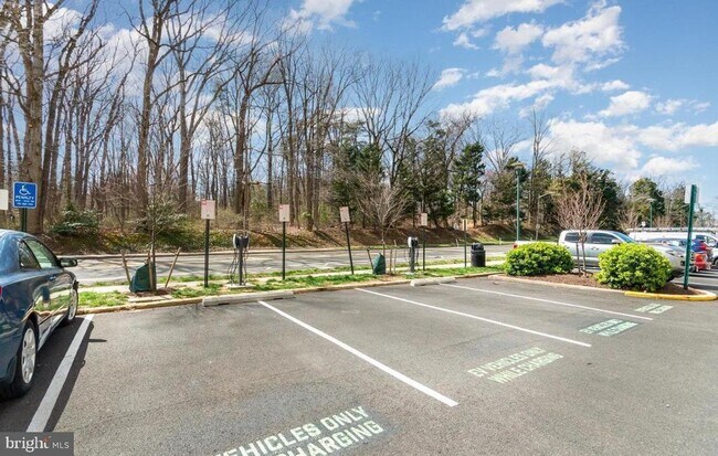 Building Photo - 2500 N Van Dorn St
