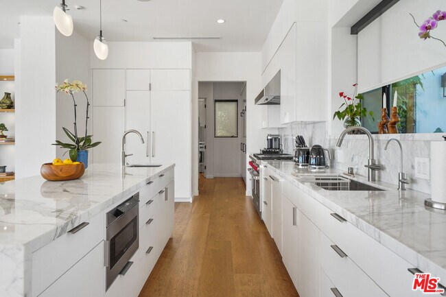 Building Photo - 8242 Hillside Ave