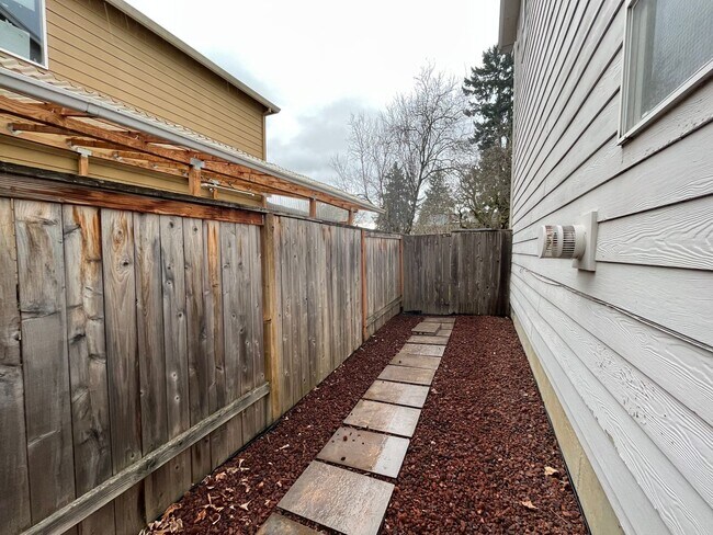 Building Photo - Beautiful 3 Bed, 2.5 Bath House in Central...