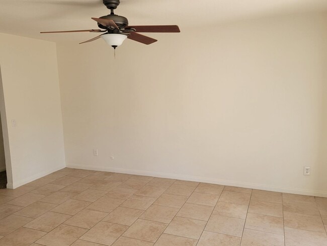 Building Photo - 3 Bedroom 1 3/4 Bath HOUSE with 2 car garage