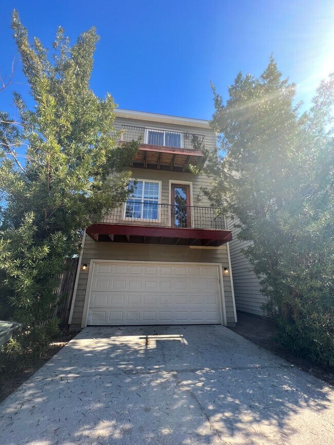 Building Photo - 1330 N Duval St