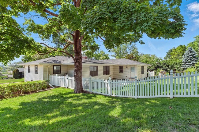 Building Photo - Spacious 4-Bedroom Home for Rent in Desira...
