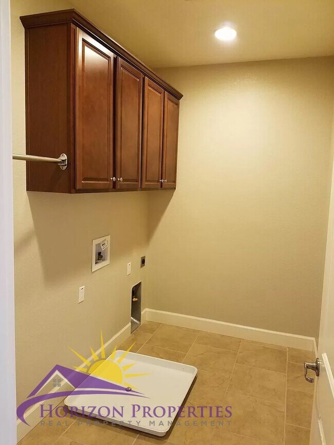Building Photo - Spacious 5 Bed 4 Bath 3 Car Garage 2,980 Sq. Ft. Fiddyment Ranch Home in Roseville
