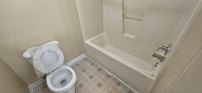 Building Photo - READY TO MOVE IN! 3 BEDS/2 BATHS!