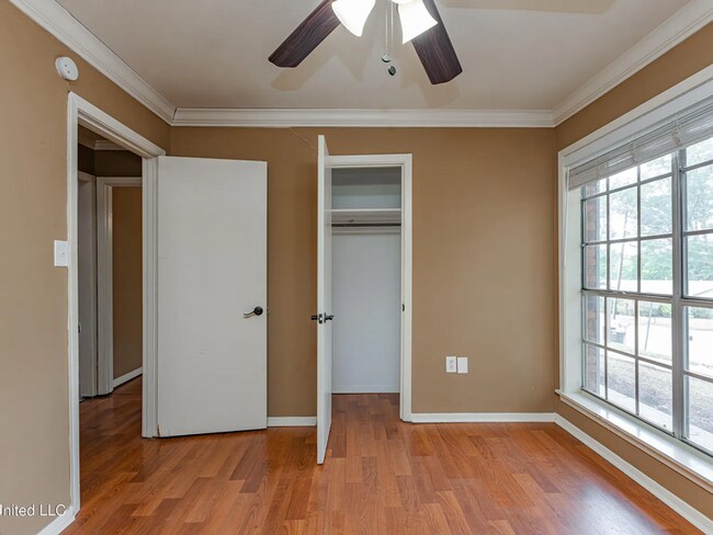 Building Photo - 400 Oakhill Cir