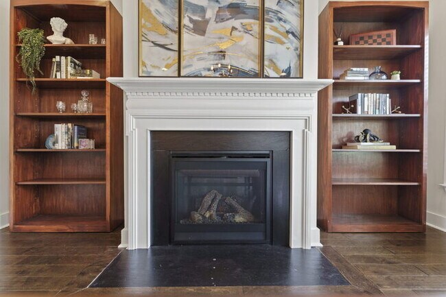 Building Photo - Luxurious 4-Bed Townhouse with Fireplace &...