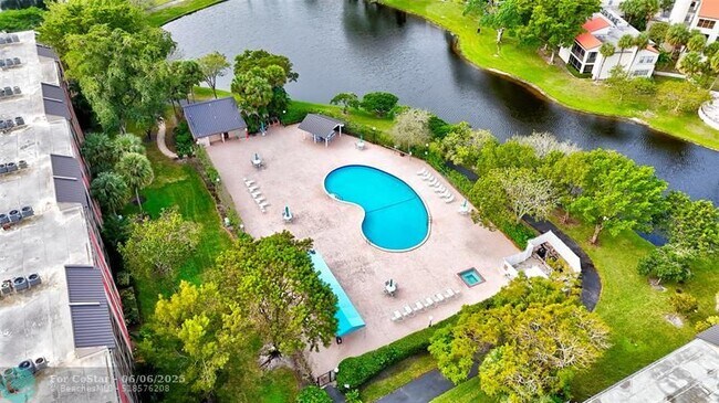 Building Photo - 2200 S Cypress Bend Dr