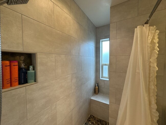 Building Photo - FULLY FURNISHED ALL-INCLUSIVE STUNNING HOM...