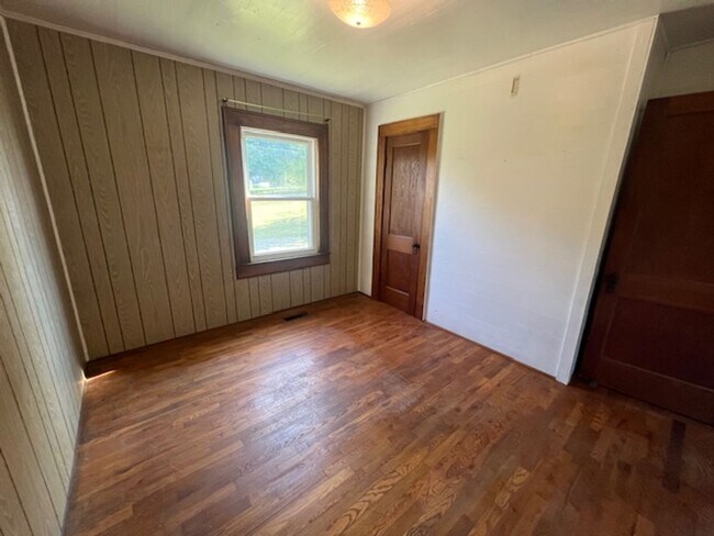 Building Photo - 818 Ridge Rd