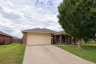 Building Photo - $1,950 3 Bed/2 Bath/2 Garage Ready for Move-in Home in Woodland Creek