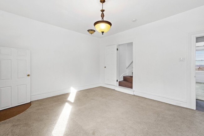 Building Photo - Amazing 3 bedroom home in Mt. Washington available June 1st!