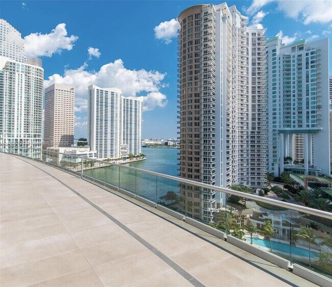 Building Photo - 495 Brickell Ave