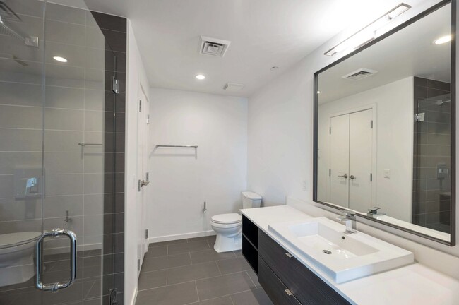 Building Photo - Luxury Condo in the Heart of Downtown Phoe...
