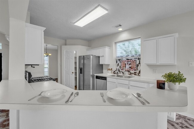 Building Photo - 17611 Magnolia Cir